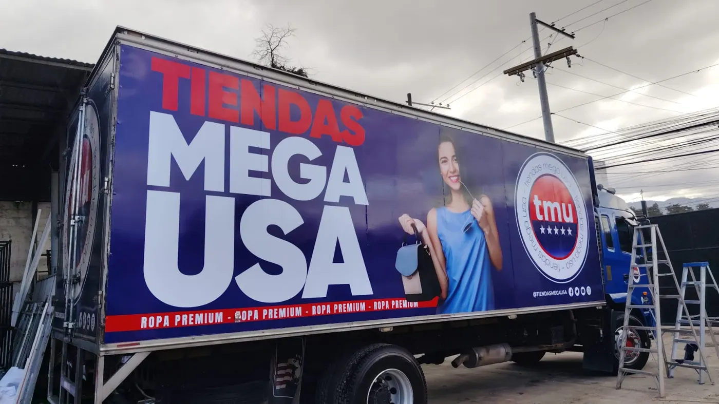 Furgón de reparto rotulado con vinil laminado