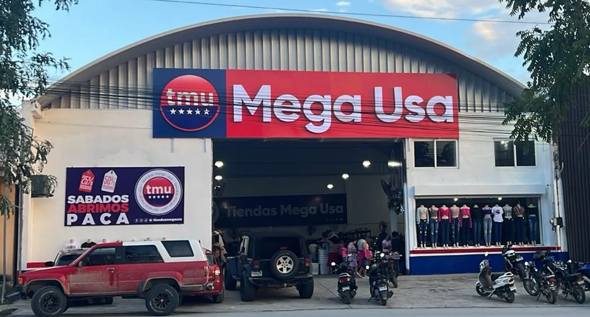 Fachada de nave comercial con rótulo de ACM y lona promocional