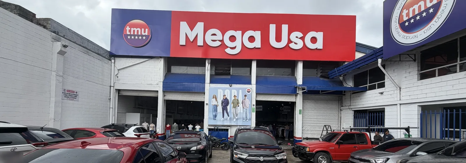 Rótulo de ACM con letras corpóreas en fachada de tienda