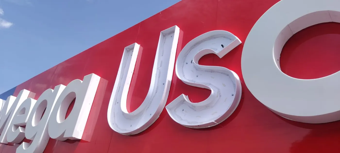 Detalle de letras corpóreas con iluminación LED